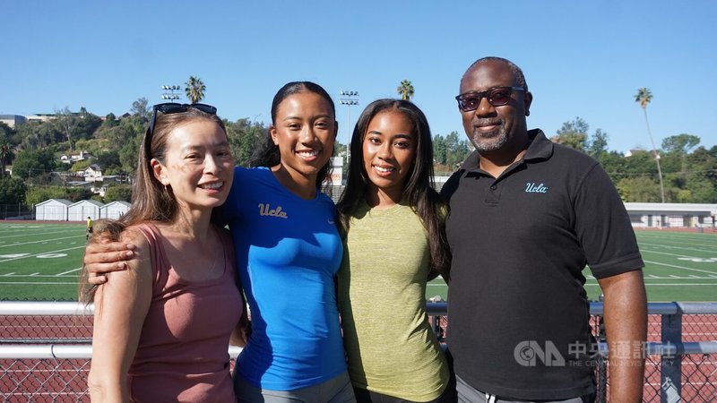 台美混血姊妹鄭蜜雅(左2)、鄭娜雅(右2)熱愛跨欄、短跑運動,家人是最大支柱。母親鄭雯文(左)來自台灣,父親霍爾登(Travis Holden)(右)經常協助姊妹練習。鄭蜜雅說:「不管比賽多遠,他們都會開車去看我們。」中央社記者林宏翰洛杉磯攝 114年11月5日