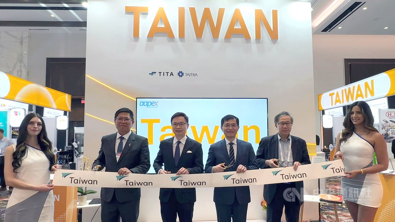 美國汽車售後服務零配件展（AAPEX）登場，外貿協會董事長黃志芳（左3）、經濟部次長何晉滄（右3）在台灣館開幕典禮上剪綵。中央社記者張欣瑜拉斯維加斯攝 　114年11月5日