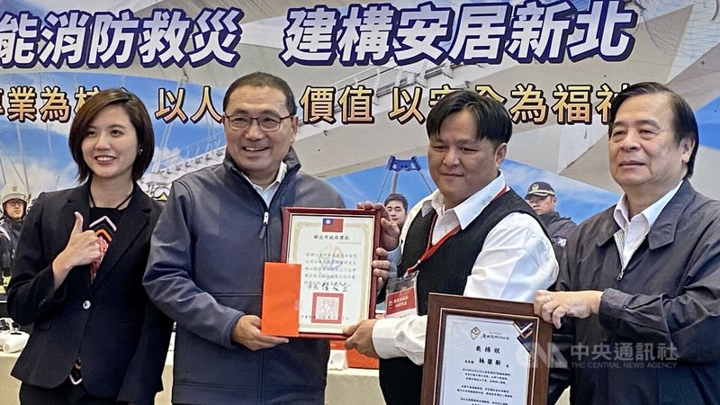 新北市三重客運駕駛林榮新(右2)協助身障乘客上、下車,市長侯友宜(左2)、原住民族行政局長林瑋茜Siku Yaway(左)5日在市政會議頒獎表揚其善行義舉。圖右為交通局長鍾鳴時。中央社記者黃旭昇新北市攝 114年11月5日