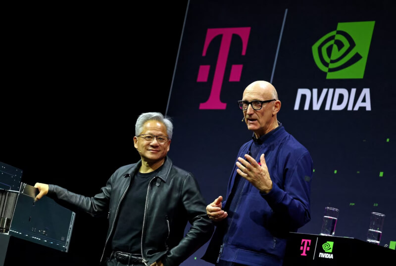 輝達執行長黃仁勳（左）和德國電信執行長（右）4日在德國柏林舉行的計畫發表會上宣布明年初將推出工業級人工智慧雲端中心。（路透社）