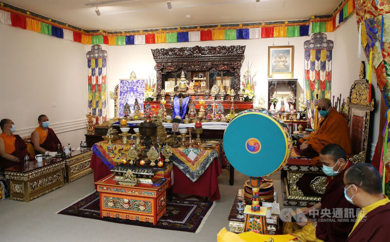 第7世章嘉大師在台期間擔任多項政教要職，積極倡議修法保護寺廟，為佛教界爭取權益，並曾率團環島弘法，留有多項傳世著作，對藏傳佛教在台弘傳有卓越貢獻。圖為「章嘉大師紀念堂」2021年12月21日舉辦開光大典。（中央社檔案照片）