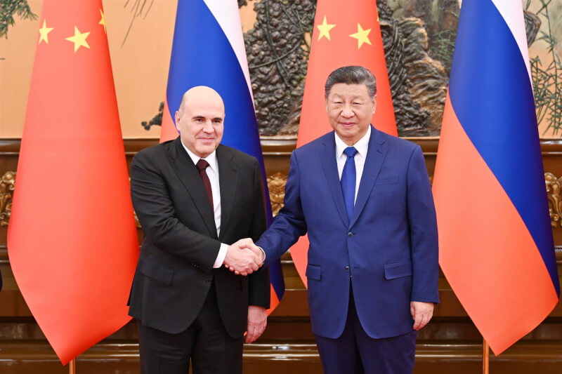 中國國家主席習近平（右）4日會見俄羅斯總理米舒斯京（左）。（中新社）