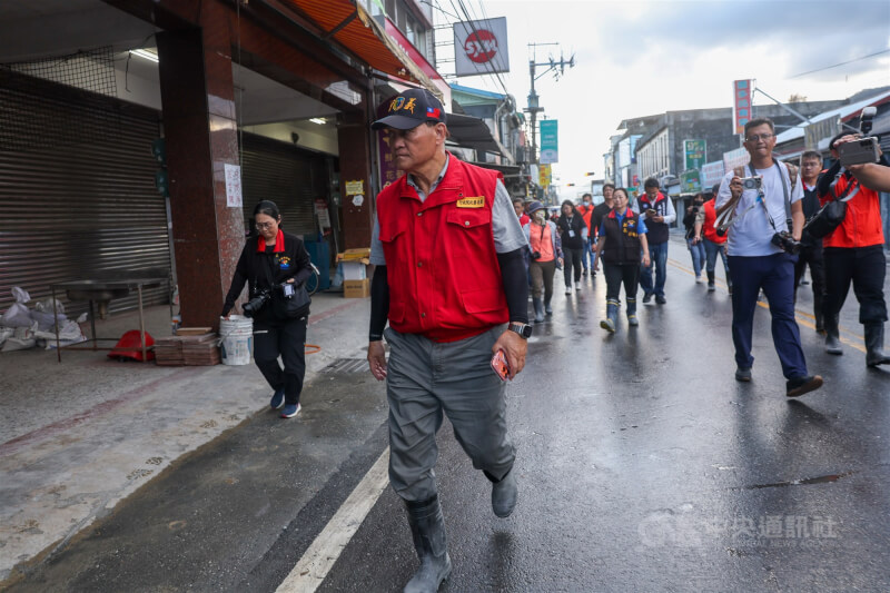花蓮縣光復鄉地區10月18日進行堰塞湖受災地區疏散撤離實兵演練，中央災害應變中心前進協調所總協調官季連成（中）視察居民撤離情形。中央社記者吳家昇攝　114年10月18日