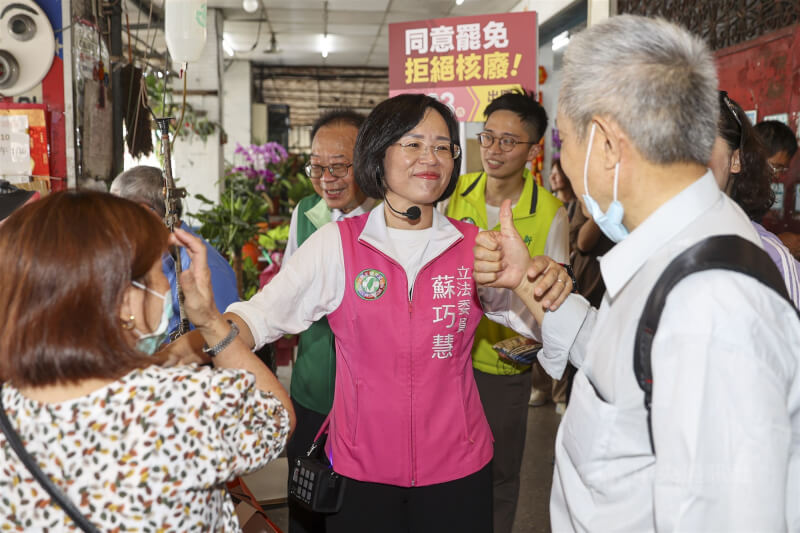 民進黨立委蘇巧慧（中）8月赴新北市新店建國市場掃街，為罷免案催同意票。（中央社檔案照片）