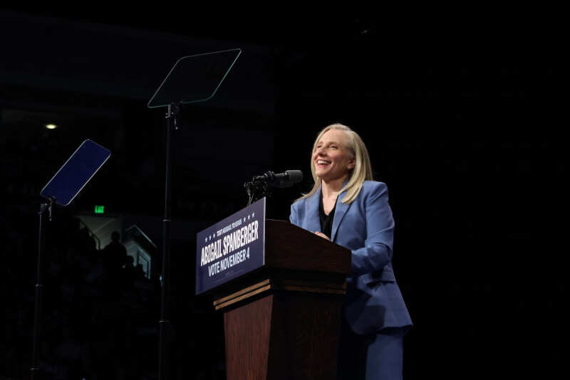 美國媒體預測，民主黨籍史班伯格將成維吉尼亞州首位女性州長。（圖取自facebook.com/SpanbergerForGovernor）