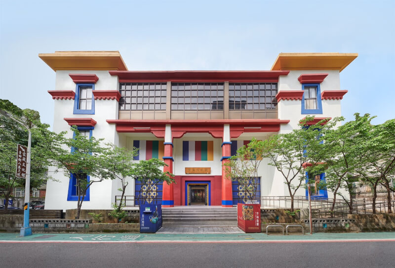 台北市大安區鄰近永康商圈的巷弄中，隱藏著一幢洋溢濃厚藏式風情的「蒙藏文化館」。（圖取自facebook.com/MTCgallery）