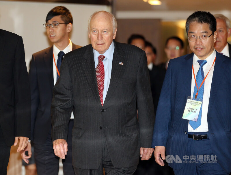 前美國副總統錢尼（前左2）2017年來台參加凱達格蘭論壇並發表演說。（中央社檔案照片）
