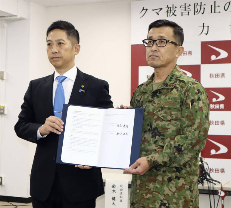 日本陸上自衛隊5日與秋田縣政府簽約，派遣部隊協助運送箱型捕獸籠等，提供捕熊作業的後方支援。（共同社）