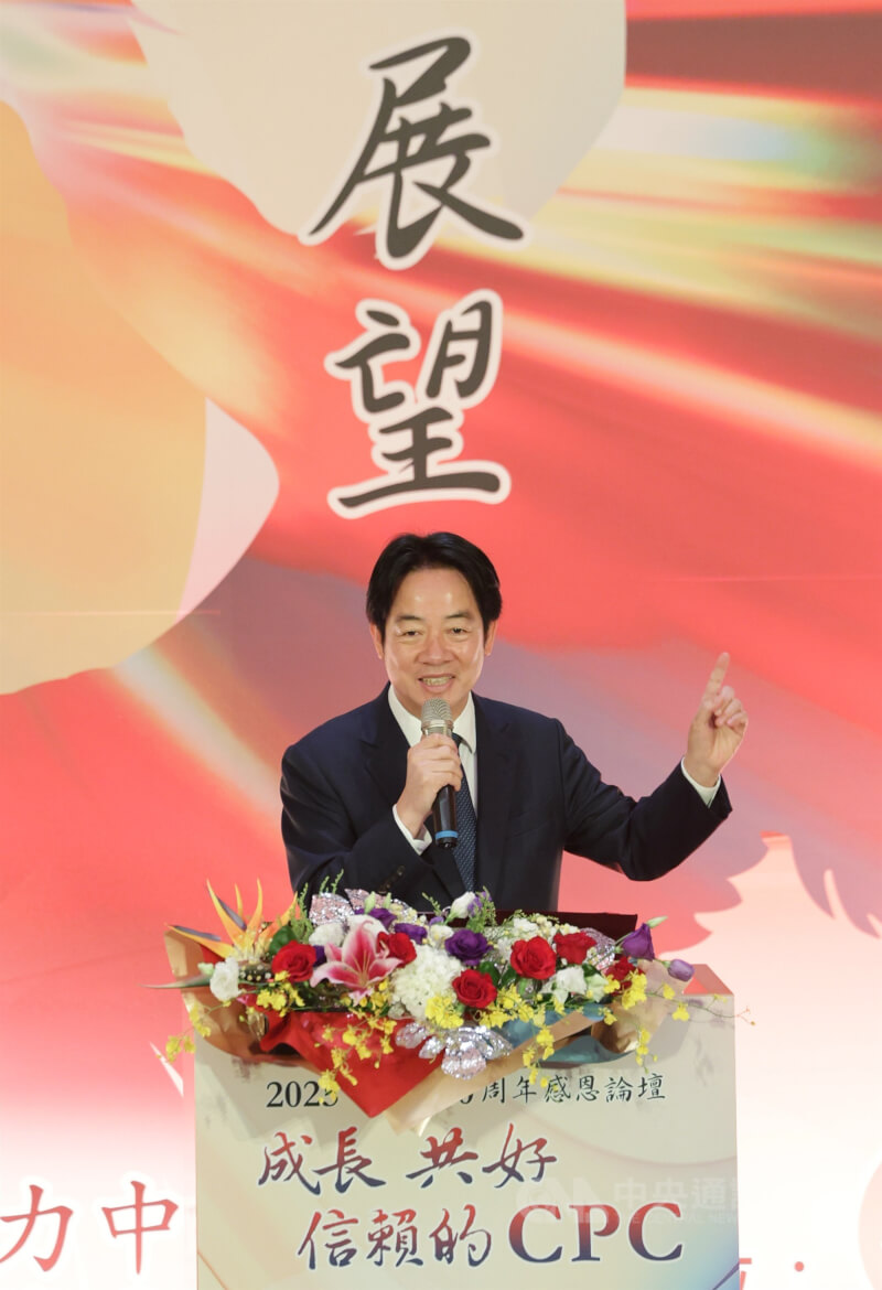 總統賴清德（圖）5日至政大公企中心出席財團法人中國生產力中心（CPC）「70週年感恩論壇」致詞表示，台灣經濟持續不斷成長，可以預期114年經濟成長率會超過5%，這不僅僅是亞洲四小龍第1名，也會贏過日本、新加坡、美國、歐盟，今年也會贏過中國。中央社記者裴禛攝 114年11月5日