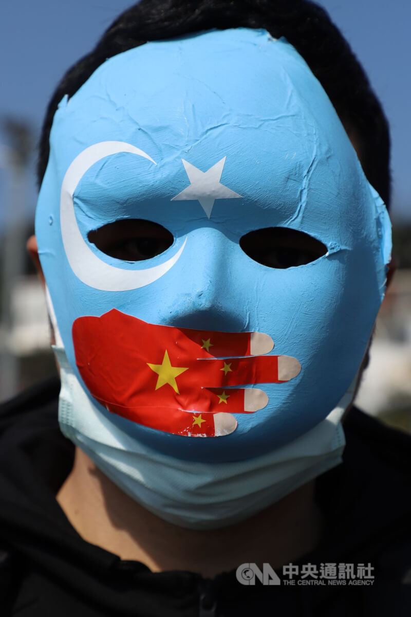 「集中營受難者家屬平台」成員2020年12月18日開始到中國駐伊斯坦堡總領事館外示威，一位民眾頭戴面具，象徵中國對維吾爾人的暴行。（中央社檔案照片）