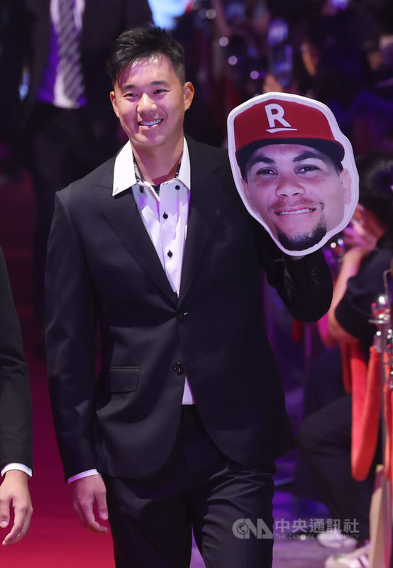 中華職棒5日在高雄萬豪酒店舉行頒獎典禮，樂天桃猿投手黃子鵬（圖）受訪時談及自己選擇行使自由球員（FA）權利，主要也是想知道打職棒到現在，自己在市場上的價值，「這個機會得來不易，也有可能一輩子都沒辦法達到」。中央社記者張新偉攝　114年11月5日