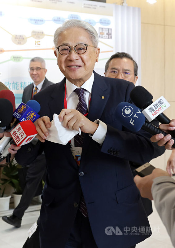 輝達台灣總部將落腳北士科T17、T18基地，新光人壽預計5日上午送交公文給台北市政府確定解約金額。台新新光金董事長吳東亮（前中）出席中國生產力中心70週年感恩論壇短暫接受媒體採訪指出，新壽都有與北市府溝通，「我想應該很順利」，詳細情形要去問新壽。中央社記者裴禛攝　114年11月5日