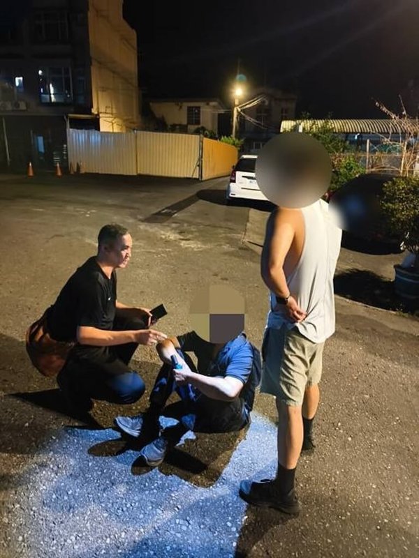 許姓女子誤信假投資詐騙，分2次交出逾新台幣200萬元，後來許女發現是詐騙，配合南投縣警察局集集分局再與詐團車手面交65萬元，員警當場逮捕李姓、馬來西亞籍顏姓男子。（民眾提供）中央社記者蕭博陽南投縣傳真　114年11月5日