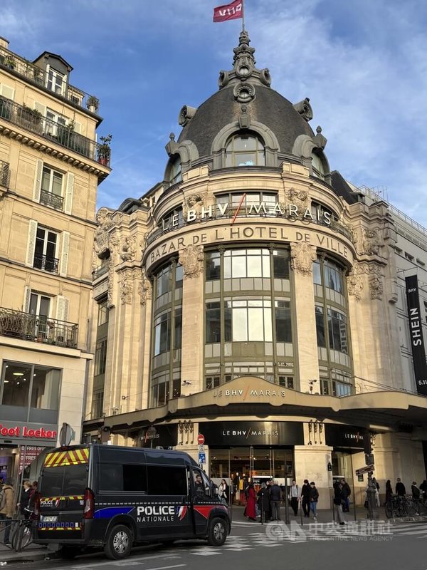 中資超快時尚電商平台Shein的全球首家實體店面5日將在巴黎BHV百貨開幕，商場4日周圍已有顯而易見的警力部署。中央社記者曾依璇巴黎攝　114年11月5日