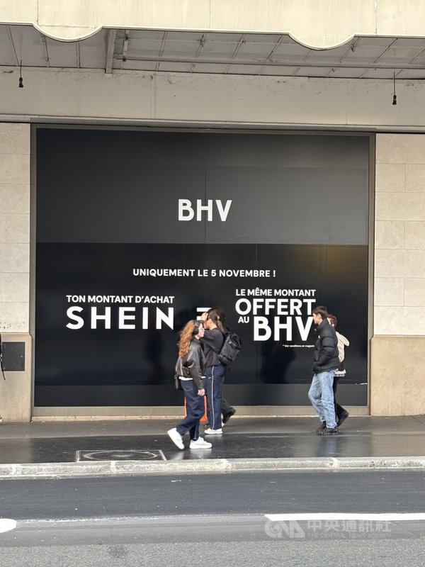 中資超快時尚電商平台Shein在巴黎BHV百貨的實體店面將開幕，商場為造勢推出優惠活動。攝於4日。中央社記者曾依璇巴黎攝　114年11月5日