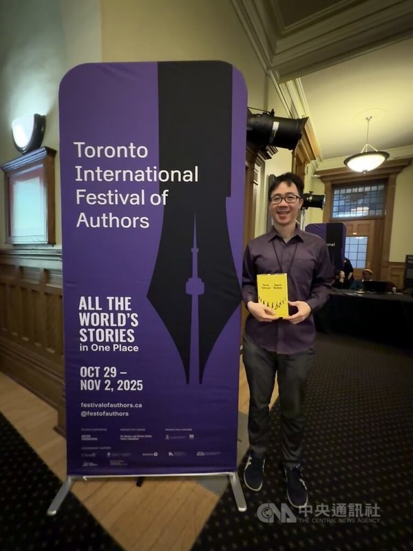 台灣作家寺尾哲也(右)帶著剛在北美出版的「子彈是餘生」小說英譯本,參加北美文學盛會多倫多國際作家節。中央社記者胡玉立多倫多攝 114年11月5日