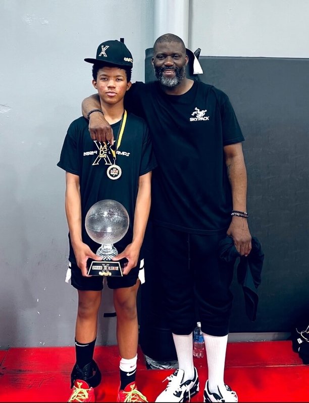 中華民國籃球協會5日表示,前美國職籃NBA灌籃大賽冠軍得主萊德(右)的兒子萊德四世(左)已正式取得台灣護照,中文名字為「陳以傑」。(Vanessa Rider提供)中央社記者黎建忠傳真 114年11月5日