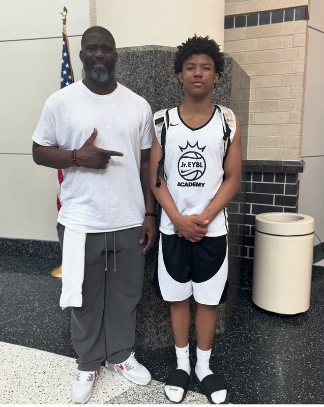 前美國職籃NBA灌籃大賽冠軍得主萊德（左）的兒子萊德四世（右），從4歲開始接受籃球訓練，很期待有機會能幫台灣打球。（Vanessa Rider提供）中央社記者黎建忠傳真　114年11月5日