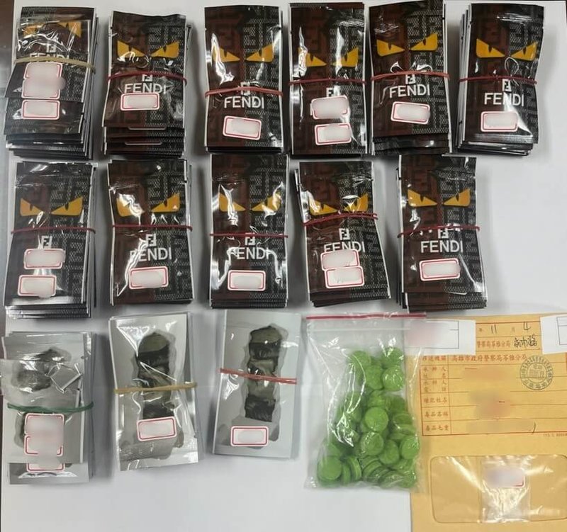 高雄曹姓男子駕車時因車牌燈未亮，遭巡邏員警盤查，但曹男拒檢還加速逃逸，警方攔查在車上查扣毒咖啡包、哈密瓜錠、愷他命等，依妨害公務、公共危險、毒品等罪移送高雄地方檢察署偵辦。（高市苓雅警分局提供）中央社記者洪學廣傳真　114年11月5日