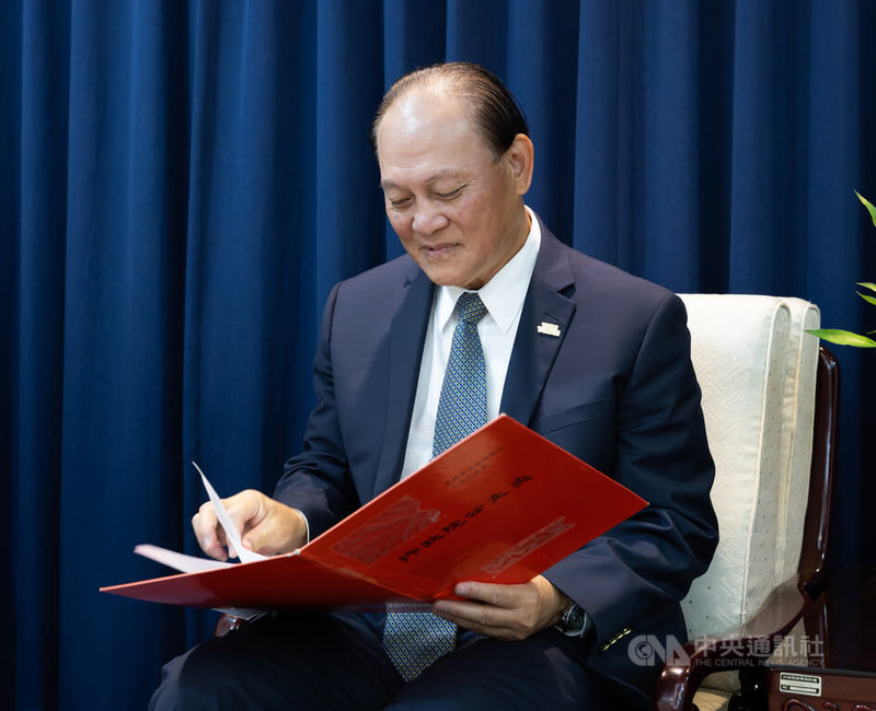 花蓮縣光復鄉堰塞湖洪災，行政院政務委員季連成臨危受命任救災指揮官，備受肯定。他說，接到電話前就已經將協調所的調整藍圖、納管志工等作法準備好，用上在軍中累積的超前部署習慣。中央社記者謝佳璋攝 114年11月5日