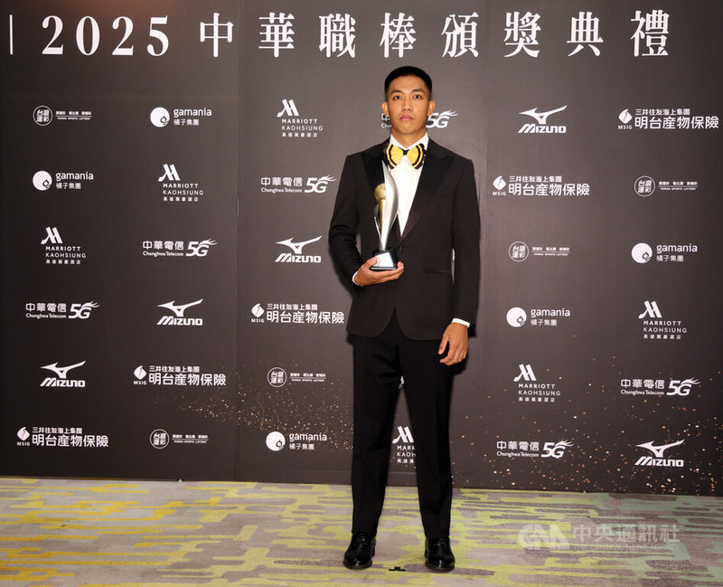 中華職棒頒獎典禮5日晚間在高雄萬豪酒店舉行，台鋼雄鷹隊投手林詩翔（圖）以30次救援成功拿下救援王，也為可能上台的新人王獎項準備好感言，雄鷹隊吉祥物TAKAO尾巴造型的領結吸睛。中央社記者張新偉攝　114年11月5日