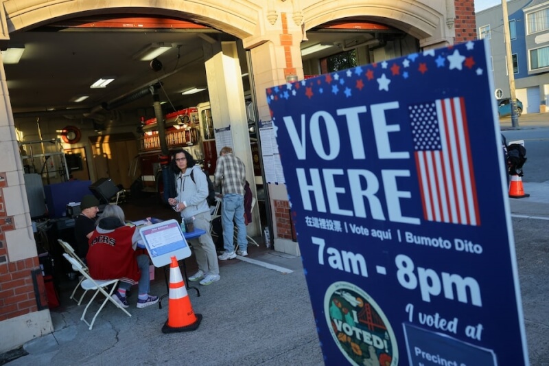 圖為美國加州舊金山一處投票所。（路透社）