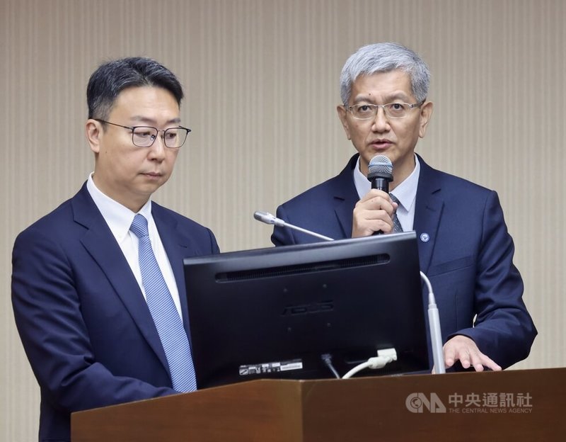 立法院交通委員會5日審查「海纜7法」中的氣象法、商港法、船舶法與電信管理法部分條文修正草案；對於海運發生首例行動電源起火事故，航港局長葉協隆（右）表示，會加強教育訓練，並與海巡署橫向協調，對航商宣導緊急應變，努力在1個月內完成。左為交通部長陳世凱。中央社記者張皓安攝　114年11月5日