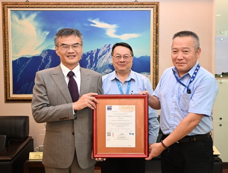漢翔「勇鷹專案」通過AS9110維修品質管理系統認證，法標貝爾公司總經理江有泰（左）頒證予漢翔勇鷹專案副主持人竇鼐鈞（右），漢翔副總經理杜旭純（中）擔任見證。（漢翔提供）中央社記者江明晏傳真　114年11月6日