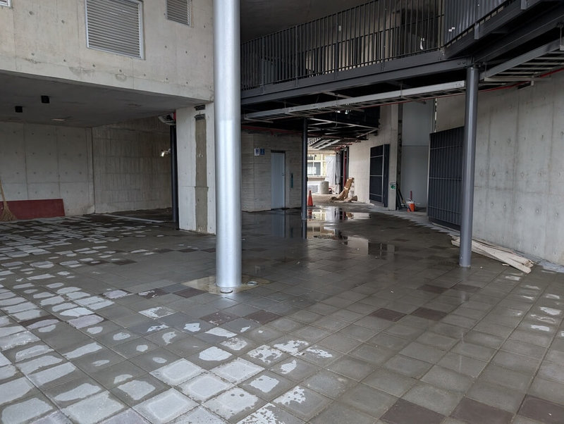 新竹市議會時代力量黨團6日表示，新竹漁港新直銷中心工程進度延宕，經現場勘查發現，新直銷中心存在晴天積水、樓梯晃動等多項工程與設計缺失，2026年1月能否順利啟用，仍存變數。（新竹市議會時代力量黨團提供）中央社記者魯鋼駿傳真　114年11月6日