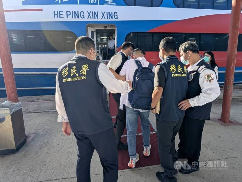 盧姓中國籍男子(背後背包者)6日到金門縣政府前拋撒寫有「統一台灣」等字句傳單,移民署南區事務大隊金門專勤隊調查後,認為盧男從事與許可來台目的不符活動,下午將人強制驅逐出境。中央社記者吳玟嶸攝 114年11月6日