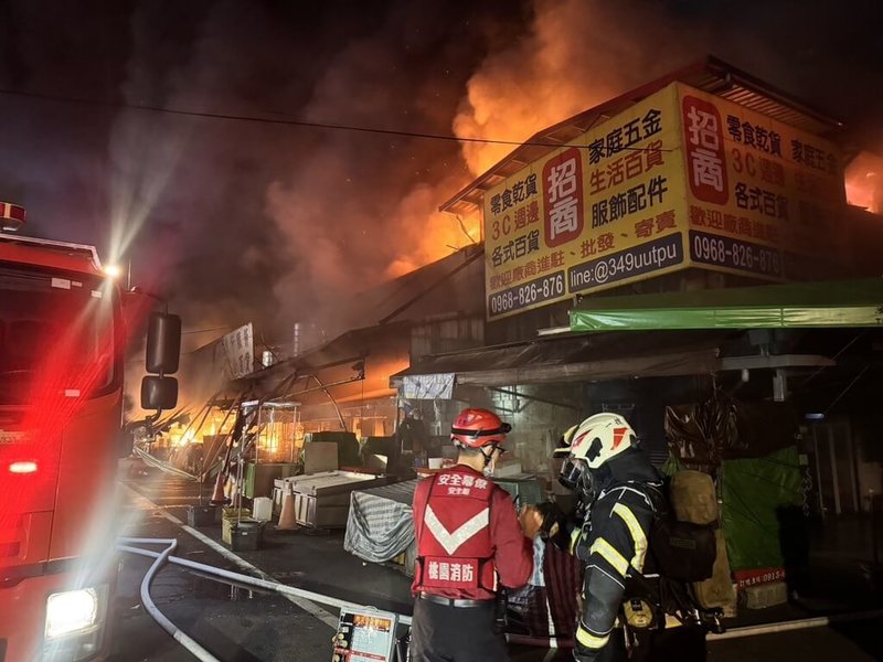 桃園市桃園區南門市場5日晚間發生大火,火勢在6日凌晨撲滅、無人傷亡,燃燒面積約3000平方公尺。(桃園市消防局提供)中央社記者葉臻傳真 114年11月6日