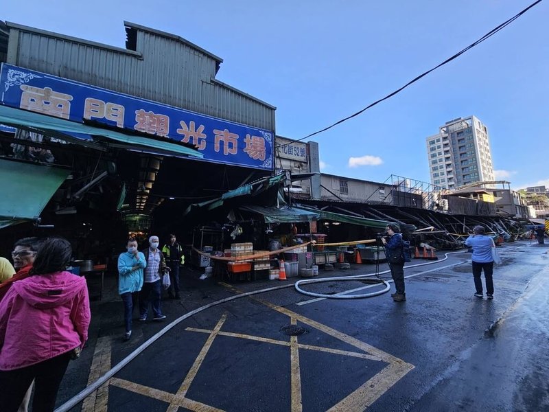 桃園市桃園區南門市場5日晚間發生大火，火勢延燒了將近市場的一半，有好幾百個攤位受影響；所幸消防局在第一時間拉起封鎖線，所以市場的後方仍有一小塊沒有受到影響，6日還能正常營業。（桃園市經濟發展局提供）中央社記者葉臻傳真　114年11月6日