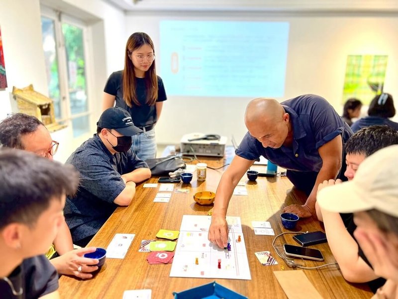 「吾所視事」團隊以高雄橋頭「興糖村」為行動基地,探索百年製糖聚落的生活樣貌,以遊戲、教育等方式傳遞地方記憶,圖為團隊辦理桌遊測試活動。(青年署提供)中央社記者許秩維傳真 114年11月6日