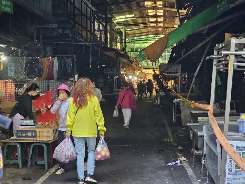 桃園市桃園區南門市場5日晚間發生大火,有數百攤位受到影響。(桃園市經濟發展局提供)中央社記者葉臻傳真 114年11月6日