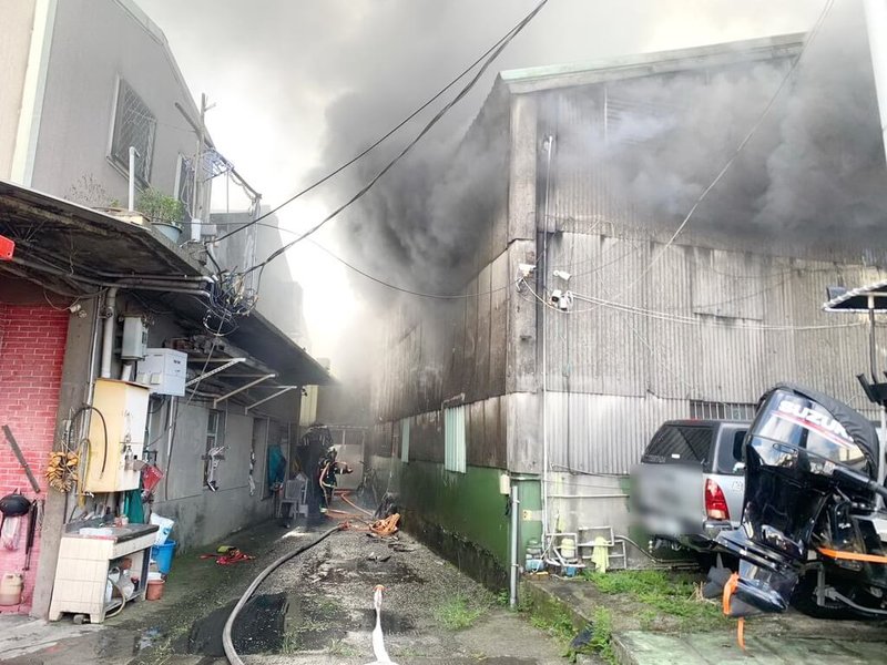 新北市樹林區柑園街1段6日上午11時許傳出火警,消防局到場發現,1層樓鐵皮屋工廠冒出火煙,並全面燃燒,立即布水線搶救。(民眾提供)中央社記者黃旭昇新北傳真 114年11月6日