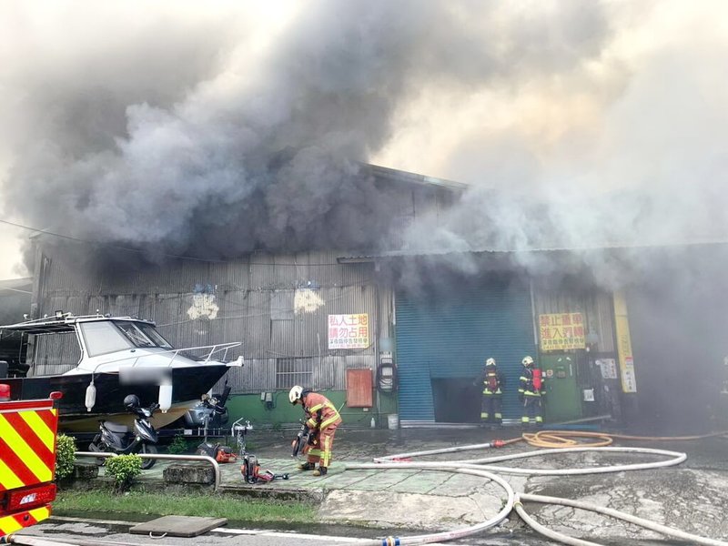 新北市樹林區柑園街1段6日上午11時許傳出火警，1層樓鐵皮屋工廠冒出濃濃黑煙，並全面燃燒，消防人車到場搶救。（民眾提供）中央社記者黃旭昇新北傳真 114年11月6日