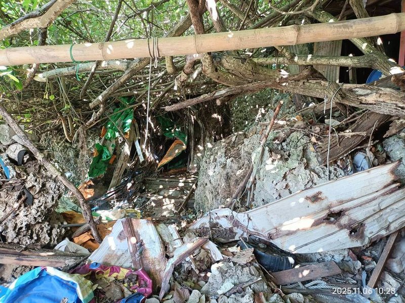 墾丁國家公園小灣沙灘部分區域,長期遭業者堆置器具及搭建鐵皮棚架,造成環境髒亂;墾管處將輔導成立管理組織,避免影響沙灘景觀,提升休旅品質。(墾管處提供)中央社記者李卉婷傳真 114年11月6日