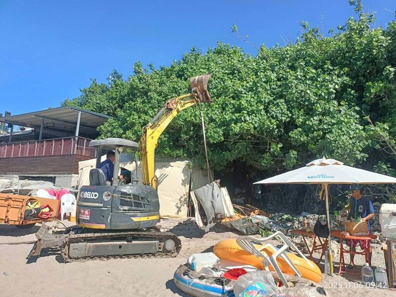 為維護小灣遊憩區整體環境品質與公共使用秩序，墾丁國家公園管理處6日聯合當地業者出動機具及人力，拆除違規搭建棚架，預計2天完成。（墾管處提供）中央社記者李卉婷傳真　114年11月6日