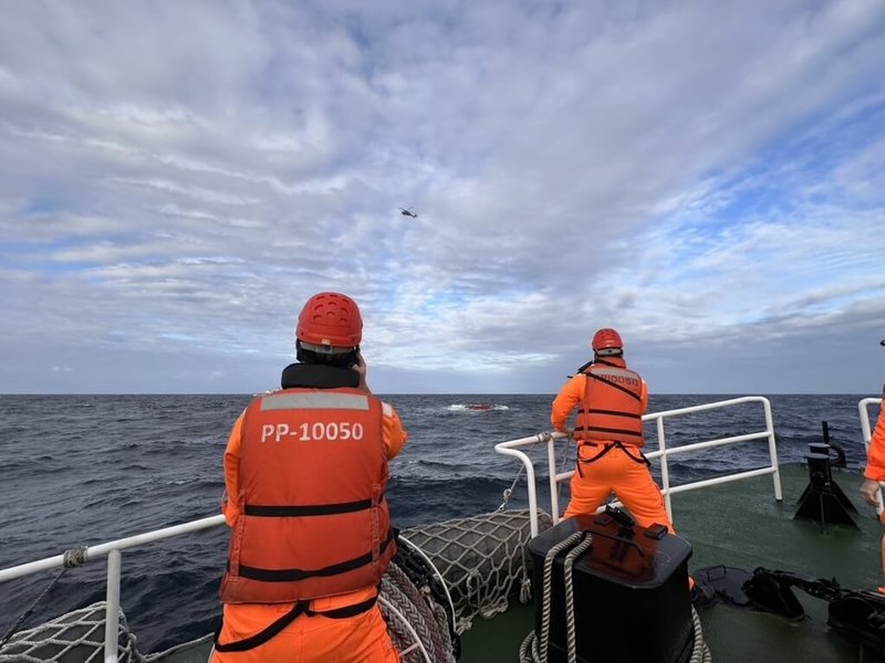 漁船「立發168號」6日在基隆港西北方35浬處海域翻覆,6名船員落海,附近漁船救起3人,截至下午5時,仍有3名船員失蹤,搜救持續。(讀者提供)中央社記者王朝鈺傳真 114年11月6日