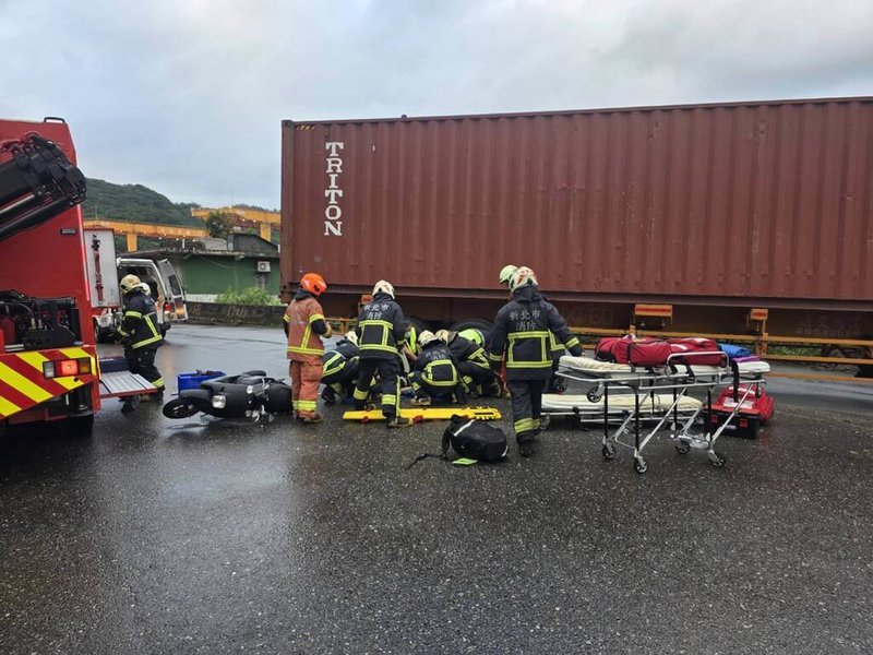 徐姓男子6日下午駕駛貨櫃車行經新北市瑞芳區楓子瀨路欲轉彎時與一輛機車發生擦撞，男性機車騎士受困車底，救出時已失去生命跡象，送醫搶救仍宣告不治。（讀者提供）中央社記者王朝鈺傳真　114年11月6日