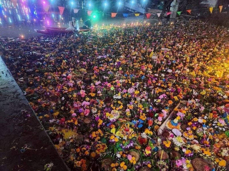 泰國5日慶祝水燈節,許多人在河畔施放水燈,祈求來年順利,但也因此留下許多廢棄物。(曼谷市政府提供)中央社記者李宗憲曼谷傳真 114年11月6日