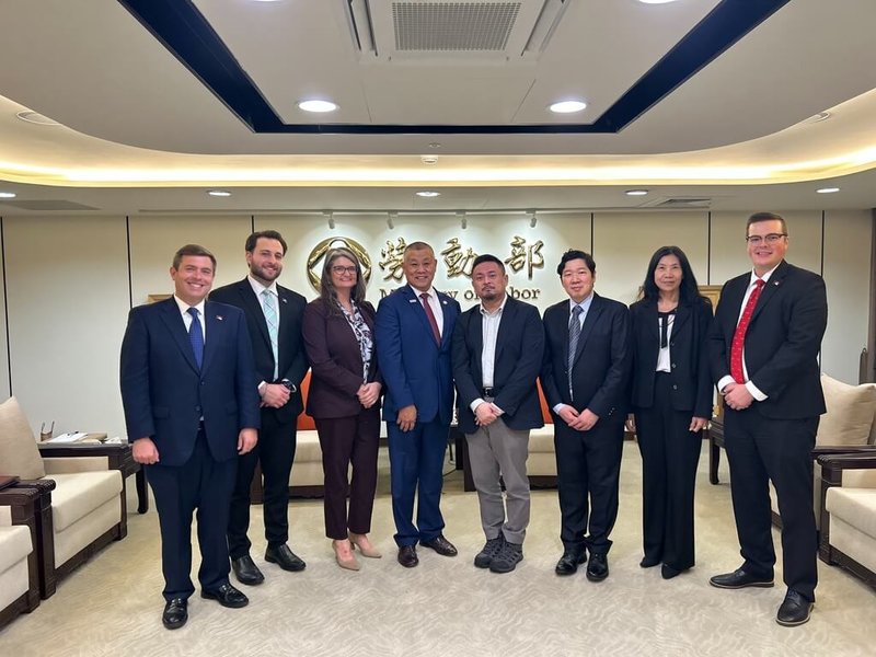 美國聯邦暨各州勞工行政首長訪團近日抵台並拜會勞動部長洪申翰（右4），雙方互訪機制不僅有助於台美雙方共同思考，也進一步深化台美勞動事務的夥伴關係。（勞動部提供）中央社記者吳欣紜傳真　114年11月6日
