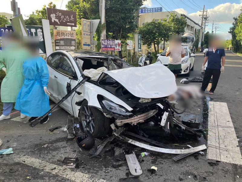 屏東縣恆春鎮6日下午發生一起死亡車禍，李姓男子駕駛租賃車輛搭載家人行經恆公路段，疑未注意車前狀況追撞預拌混凝土車，還殃及停等紅燈機車，李男傷重不治，整起事故共造成1死7傷。（恆春警分局提供）中央社記者李卉婷傳真　114年11月6日