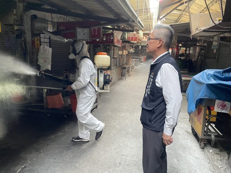 因應非洲豬瘟禁令解除，台中市經發局6日持續加強督導市場環境清潔與消毒作業，在復業前完成轄管50處販售生鮮豬肉市場清消作業。（台中市政府提供）中央社記者郝雪卿傳真　114年11月6日