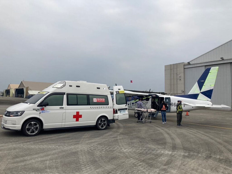 金門醫療後送專機6日降落松山機場後發現有爆胎情形，負責後送任務的安捷航空表示，已通報民航局與運安會，確切原因仍待調查釐清。（安捷航空提供）中央社記者吳玟嶸傳真　114年11月6日
