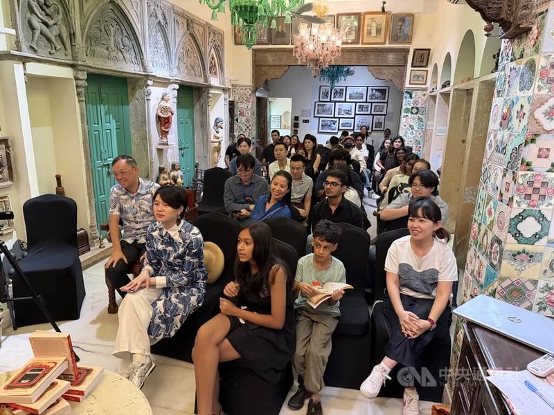 台灣小說家楊双子於在印度舉辦的活動中,暢談其著作「臺灣漫遊錄」一書欲傳達的理念,吸引滿場民眾參與。中央社記者李晉緯新德里攝 114年11月6日