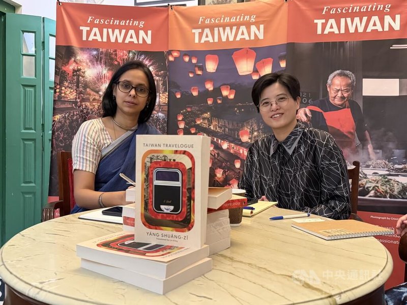 台灣作家楊双子(右)在印度的活動中暢談其著作「臺灣漫遊錄」中關於飲食的內容,與談人約希(Moulshri Joshi)(左)坦言:「在閱讀的過程中,我好幾次都感到餓了。」中央社記者李晉緯新德里攝 114年11月6日