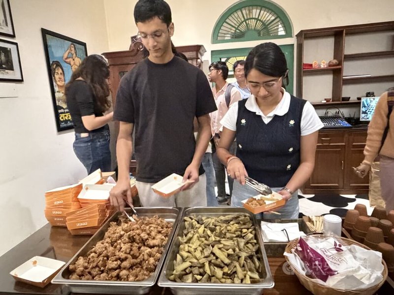 駐印度代表處呼應台灣作家楊双子「臺灣漫遊錄」內容,準備台灣小吃鹹酥雞供印度民眾享用,香噴噴的台灣國民美食大獲好評。中央社記者李晉緯新德里攝 114年11月6日