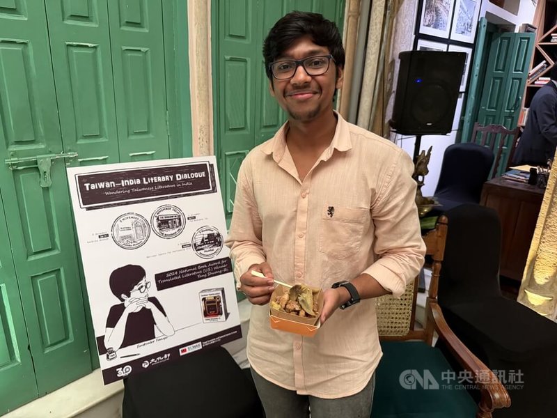 印度民眾普拉德漢(Subham Pradhan)認為,台灣作家楊双子在「臺灣漫遊錄」一書中,將食物與歷史做連結十分有趣。中央社記者李晉緯新德里攝 114年11月6日