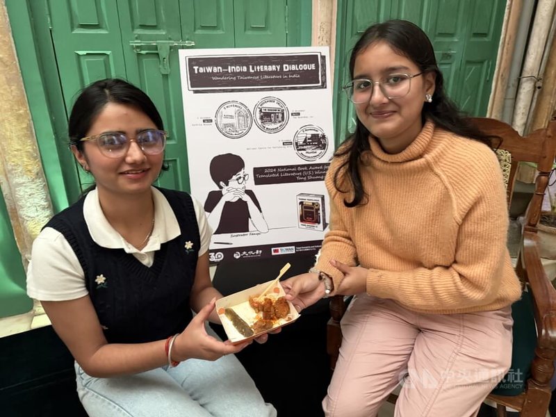 台灣作家楊双子的小說「臺灣漫遊錄」吸引印度人目光，巴格瓦蒂（Udita Bhagawati，圖右）談到書中內容，認為食物確實是人們彼此連結的重要關鍵，拉索（Nidhi Rathore，圖左）則認為食物能增進人們彼此的瞭解。中央社記者李晉緯新德里攝　114年11月6日